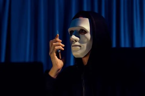 White criminal anonymous mask calling to IT owner to threaten ransom. Pecuniary. 스톡 사진
