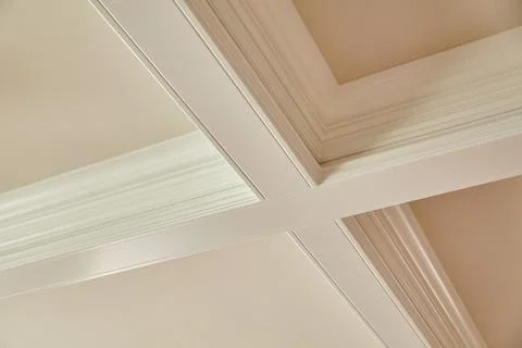 White crown molding on the ceiling forms a cross on an off white ceiling Stock-Fotos