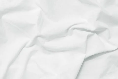 White crumpled bed sheet background, top view. Natural fabric pattern, wrinkl Foto stock