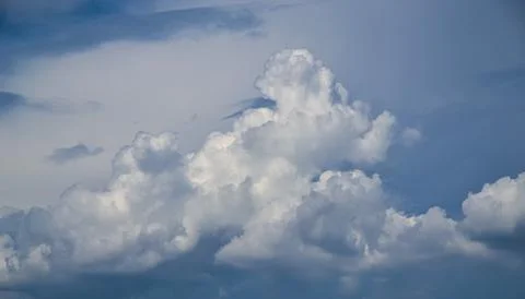White cumulus cloud formation in blue sky Foto stock