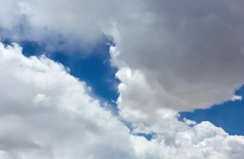 White cumulus cloud formations in a blue sky Foto stock