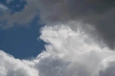 White cumulus cloud opens to blue, bright edged formations with soft textur.. Stock Photos