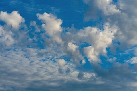 White Cumulus Clouds in Bright Blue Sky Background 库存照片