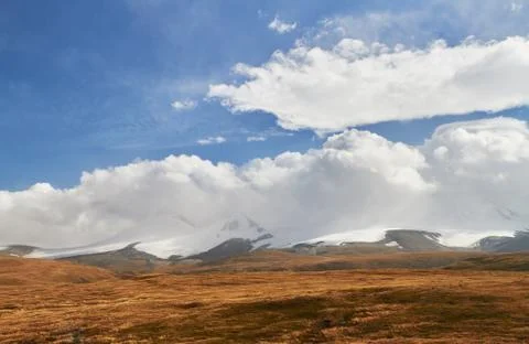 White Cumulus clouds come down from the mountains, autumn landscape in the st Foto stock