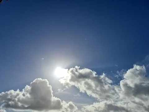 White Cumulus Clouds In Deep Blue Summer Sky Stock-Fotos