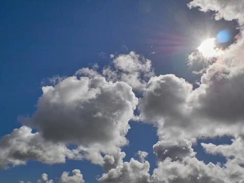 White cumulus clouds in the deep blue summer sky. Fluffy clouds background Foto stock