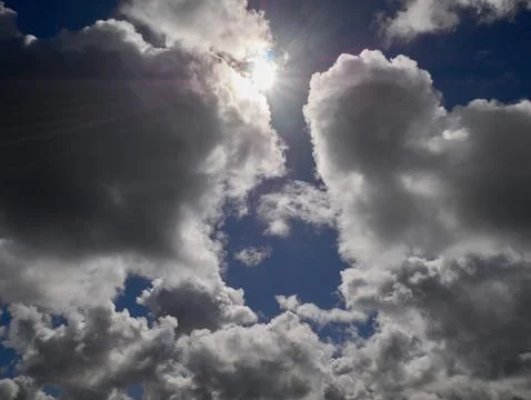 White cumulus clouds in the deep blue summer sky. Fluffy clouds background Foto stock