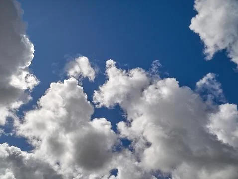 White cumulus clouds in the deep blue summer sky. Fluffy clouds background Foto stock