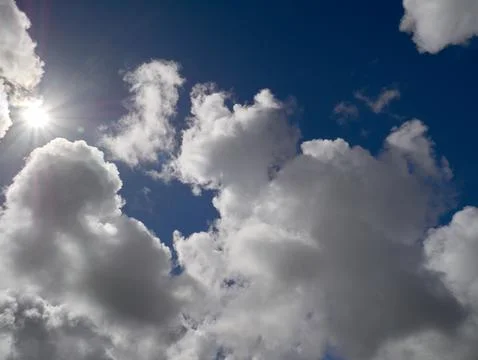 White cumulus clouds in the deep blue summer sky. Fluffy clouds background Foto stock