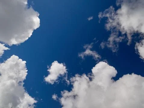 White cumulus clouds in the deep blue summer sky. Fluffy clouds background Foto stock
