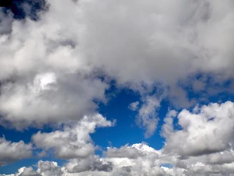 White cumulus clouds in the deep blue summer sky. Fluffy clouds background Foto stock
