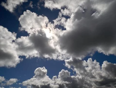 White cumulus clouds in the deep blue summer sky. Fluffy clouds background Foto stock