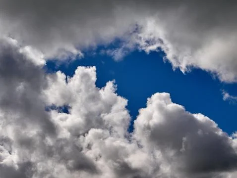 White cumulus clouds in the deep blue summer sky. Fluffy clouds background Foto stock