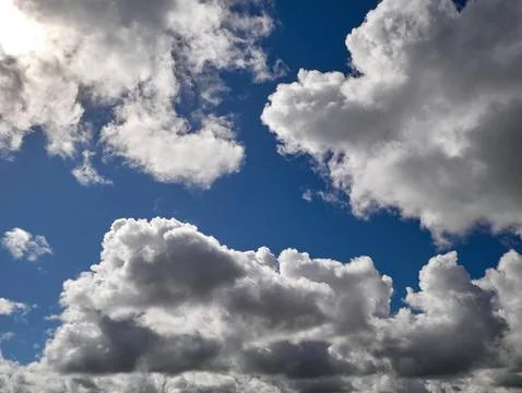 White cumulus clouds in the deep blue summer sky. Fluffy clouds background Foto stock