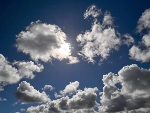 White cumulus clouds in the deep blue summer sky. Fluffy clouds background Foto stock