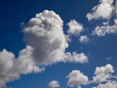 White cumulus clouds in the deep blue summer sky. Fluffy clouds background Foto stock