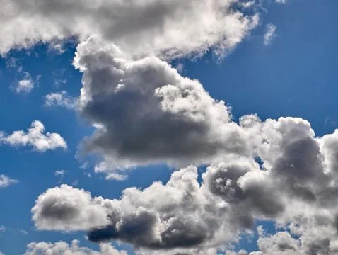 White cumulus clouds in the deep blue summer sky. Fluffy clouds background Foto stock