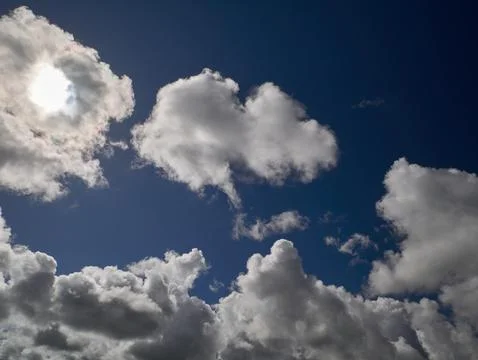 White cumulus clouds in the deep blue summer sky. Fluffy clouds background Foto stock
