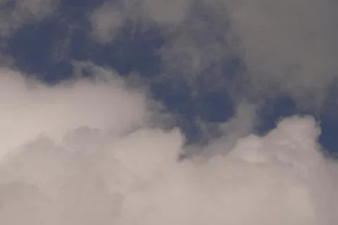 White Cumulus Clouds Drift Across a Deep Blue Daytime Sky Creating Atmosphe.. Illustrazione stock