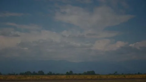 White cumulus clouds move across the blue sky. Meteorological background. Vídeo Stock 310528091