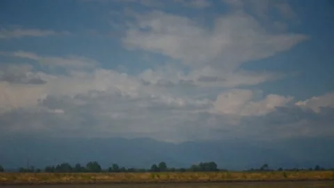White cumulus clouds move across the blue sky. Meteorological background. Stockbeeldmateriaal 310528092