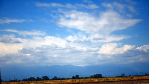 White cumulus clouds move across the blue sky. Meteorological background. Vídeo Stock 330393255