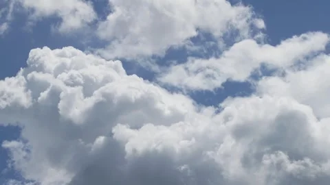 White Cumulus Clouds Moving in Blue Sky 動画素材 337411569