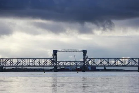 White cumulus clouds pass bridge over the Northern Dvina River. Foto stock