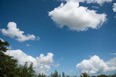 White  cumulus dramatic clouds Stockfoto's