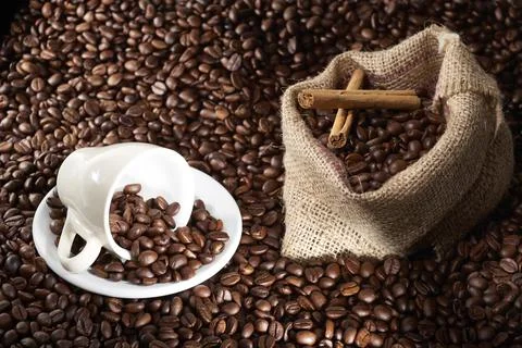 White cup and coffee beans Stock-Fotos