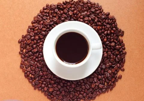 White cup of coffee on coffee beans Foto stock
