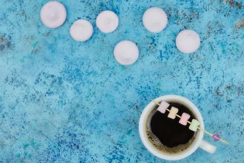 White cup with coffee on the table. marshmallows view from above. place for t Foto stock