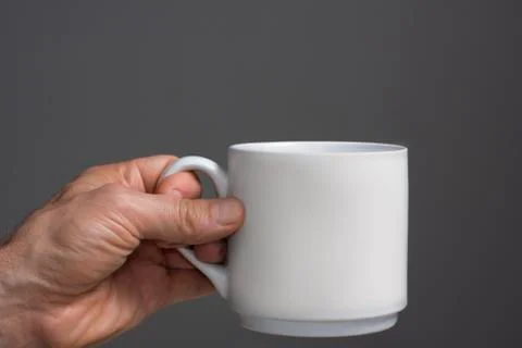 White cup in a man's hand. Foto stock