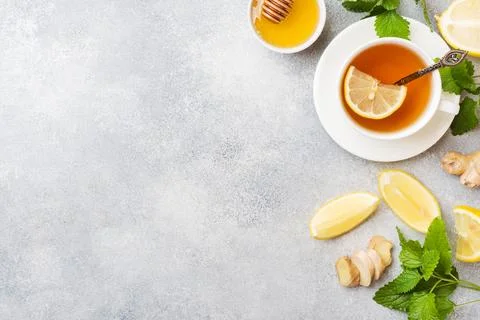 White Cup with natural herbal tea ginger lemon mint and honey. Gray backgro.. Foto stock