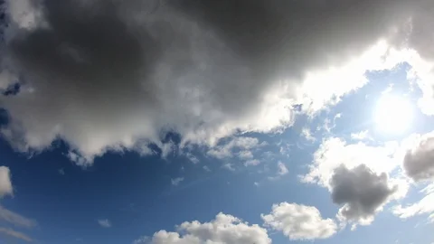 White curly clouds slowly flyes in the sky in a sunny day in autumn in Munich 스톡 동영상 119774567