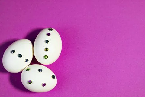 White Decorated Eggs on Purple for Easter Foto stock