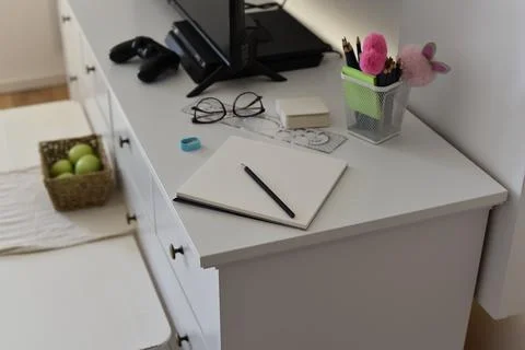 White Desk Workspace Notepad Pencil Reading Glasses High Angle View Foto stock