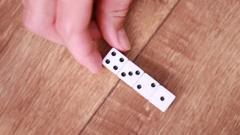 White dice putting in line Vídeos de archivo 98480343