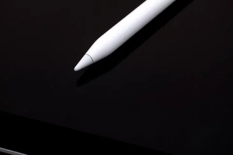 White digital pencil on digital tablet. Foto stock