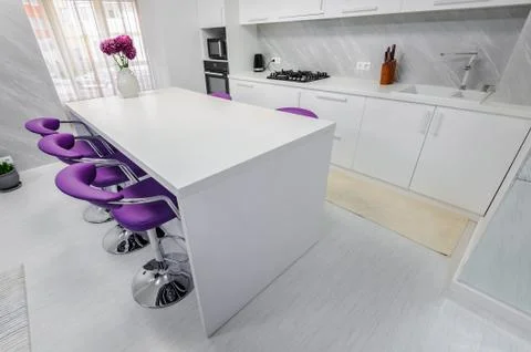 White dining table in modern kitchen Foto stock