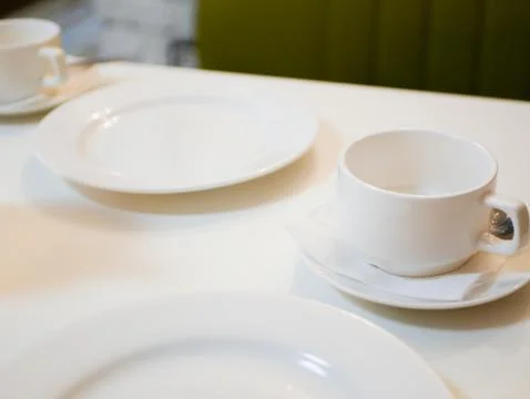 White dishes on a cafe table. Foto stock