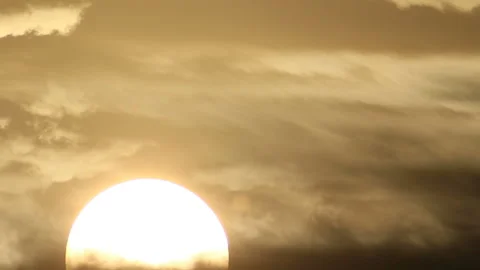 White disk of sun in bright dawn sky 스톡 동영상 120007109