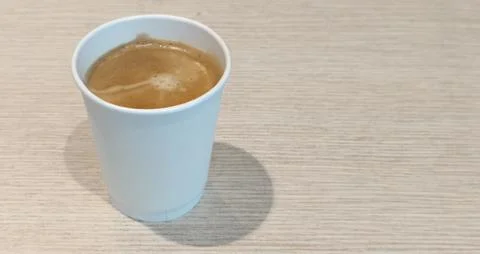 White disposable coffee cup filled with espresso Stockfoto's