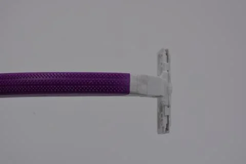 White disposable dlastic metal sharp razor set on white background. Stockfoto's