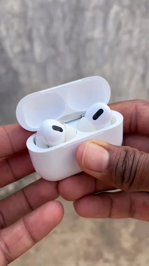 White Earbuds Case Opening with Both Earbuds Displayed in 4K Vertical Video 스톡 동영상 321674321