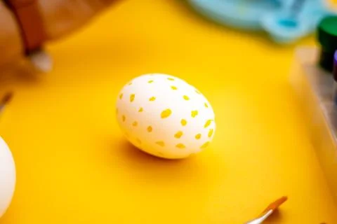 White easter egg with yellow dots. Foto stock