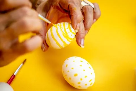 White easter egg with yellow dots and line handmade. Foto stock