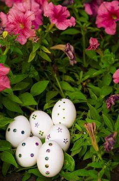 White Easter Eggs Decorated and Surrounded by Spring Flowers Foto stock