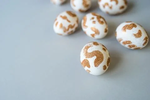 White Easter eggs with a gold pattern Foto stock