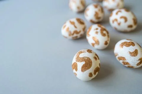 White Easter eggs with a gold pattern 库存照片